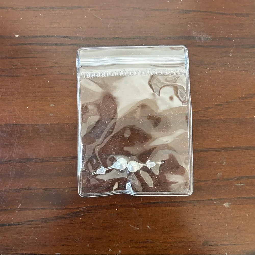 Free item: Pearl earrings